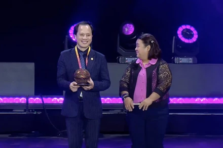 Phó Tổng đại diện Việt Nam tại EXPO 2020 Dubai, ông Trần Nhất Hoàng thay mặt Nhà triển lãm Việt Nam lên nhận giải. (Ảnh: EXPO 2020 Dubai)