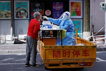 Nhân viên y tế lấy mẫu xét nghiệm Covid-19 tại Thượng Hải, Trung Quốc, ngày 22/4. (Ảnh: Reuters)