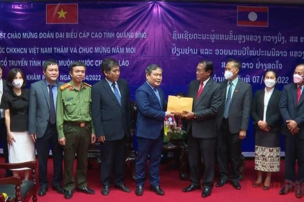 Đoàn đại biểu Quảng Bình tặng quà, chúc Tết tỉnh Khăm Muộn, Lào.