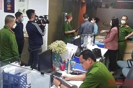 Lực lượng chức năng khám xét tại Tập đoàn FLC.