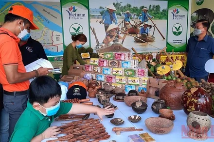 Trưng bày sản phẩm đặc trưng của các địa phương trong tỉnh. (Ảnh: BÁ DŨNG)