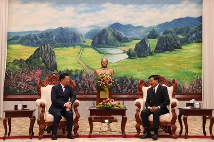 Tổng Bí thư, Chủ tịch nước Lào Thongloun Sisoulith (phải) tiếp đồng chí Đinh Tiến Dũng tại Trụ sở Trung ương Đảng NDCM Lào, chiều 4/4. (Ảnh: Xuân Sơn)