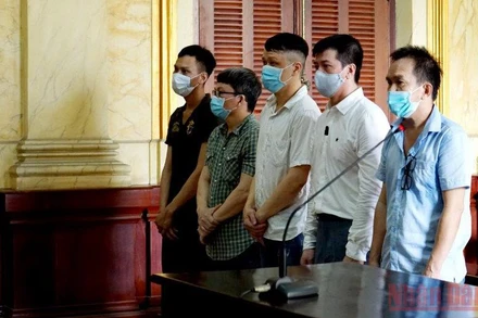 Các bị cáo nghe tuyên án. 