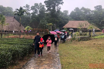 Du khách tham quan Làng Văn hóa Du lịch các dân tộc Việt Nam trong dịp đầu xuân.