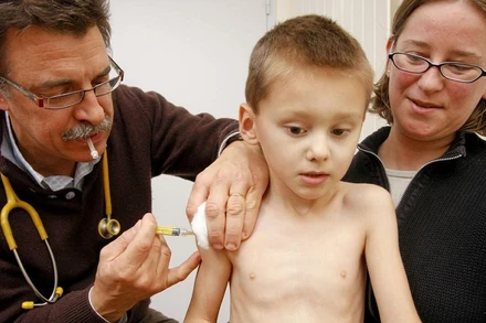 Tiêm phòng viêm gan B cho trẻ nhỏ ở Merville, Pháp. (Ảnh: BSIP/UIG/Getty Images)