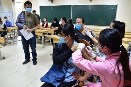 Tiêm ngừa Covid-19 cho người dân Hà Nội. (Ảnh: THÀNH ĐẠT)