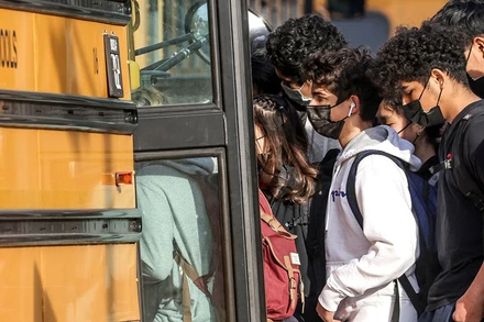 Học sinh lên xe buýt của nhà trường tại bang Virginia, Mỹ, tháng 1/2022. (Ảnh: Reuters)