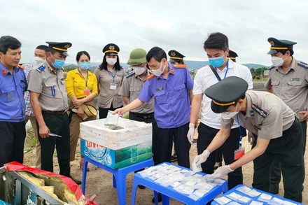 Hội đồng tiêu hủy mở niêm phong vật chứng trước sự giám sát của Viện Kiểm sát nhân dân tỉnh Quảng Ninh.