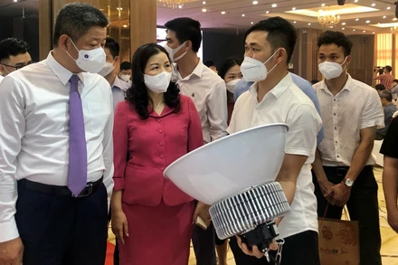 Lãnh đạo TP Hà Nội tham quan các thiết bị tiết kiệm năng lượng của doanh nghiệp. (Ảnh: Nguyên Trang)