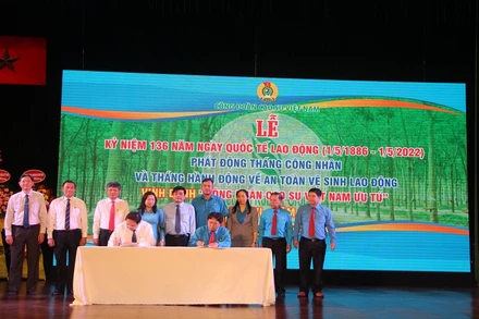 Lãnh đạo Công đoàn Cao-su và Tập đoàn Công nghiệp Cao-su Việt Nam ký thỏa ước lao động.