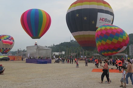 Du khách chiêm ngưỡng phong cảnh thiên nhiên xứ Lạng trên kinh khí cầu.