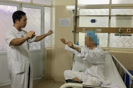 Bác sĩ tập vận động cho bệnh nhân parkinson. (Ảnh: Bệnh viện Việt Đức)