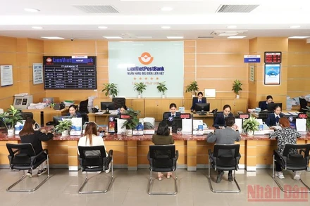Giao dịch khách hàng tại chi nhánh LienVietPostBank.
