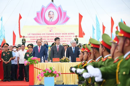 Chủ tịch nước Nguyễn Xuân Phúc dự Lễ thượng cờ thống nhất non sông. (Ảnh: THÀNH ĐẠT)