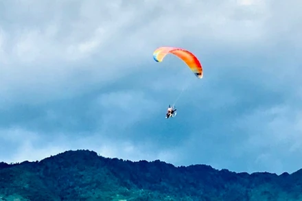 Dù lượn bay trên đèo Khau Phạ, Mù Cang Chải.