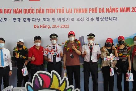 Chuyến bay đầu tiên đưa hơn 200 khách du lịch Hàn Quốc đến Đà Nẵng.