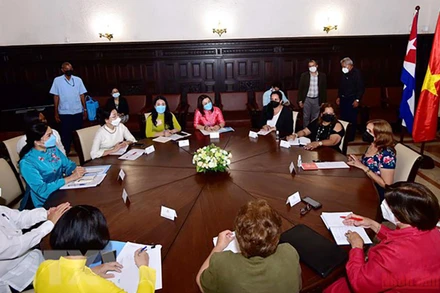 Lãnh đạo Quốc hội Cuba làm việc với Chủ tịch Hội Liên hiệp Phụ nữ Việt Nam Hà Thị Nga và các đại biểu. (Ảnh:Vũ Lê Hà/TTXVN)