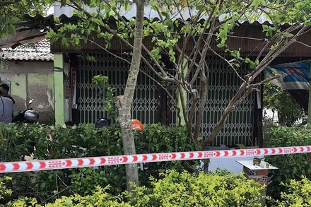 Công an phong tỏa hiện trường ngôi nhà ở Cái Đôi Vàm có 3 người tử vong vào sáng 5/4.
