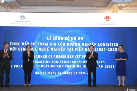 Ông Lê Tấn Dũng, Thứ trưởng LĐTBXH; bà Bridget Collier, Quyền Phó Đại sứ Australia tại Việt Nam; ông Trương Anh Dũng, Tổng cục trưởng Tổng cục GDNN; bà Trần Thị Lan Anh, Tổng Thư ký Liên đoàn Thương mại và Công nghiệp Việt Nam, công bố dự án.
