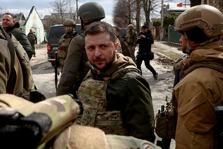 Tổng thống Zelensky được các quân nhân Ukraine bảo vệ khi ông tới khu vực Bucha, ngày 4/4. (Ảnh: Reuters)