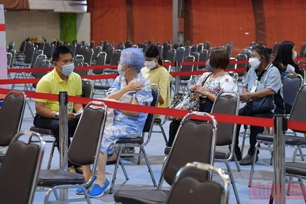 Người cao tuổi đi tiêm chủng tại điểm tiêm chủng Lat Phrao, thủ đô Bangkok. (Ảnh: NAM ĐÔNG)