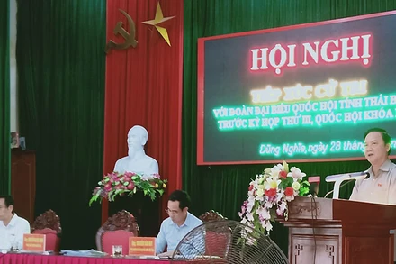 Phó Chủ tịch Quốc hội Nguyễn Khắc Định phát biểu tại buổi tiếp xúc cử tri tỉnh Thái Bình.