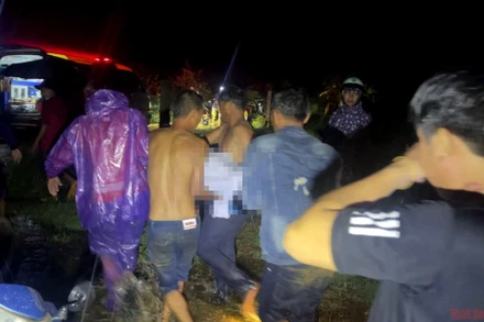 Tìm thấy thi thể nạn nhân và chuyển lên xe cứu thương đưa về gia đình lo hậu sự.