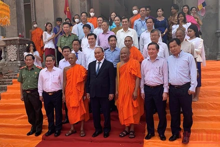 Chủ tịch nước Nguyễn Xuân Phúc chụp ảnh lưu niệm với các vị chức sắc tôn giáo Nam tông Khmer thành phố Cần Thơ.