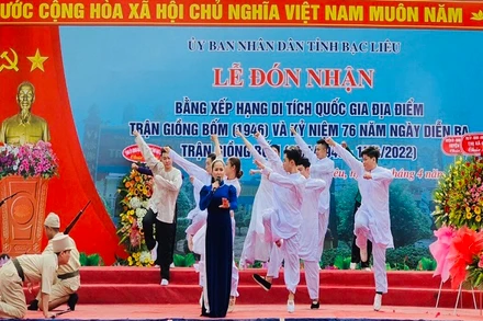 Một tiết mục văn nghệ chào mừng lễ đón nhận Bằng xếp hạng Di tích Quốc gia tại Bạc Liêu.