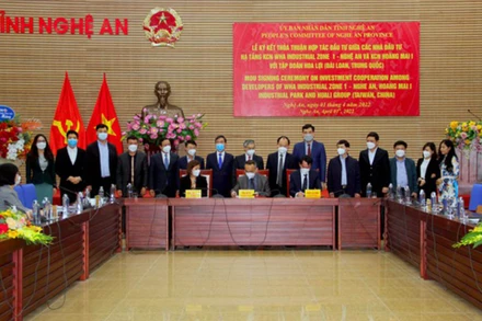 Ký kết thỏa thuận đầu tư giữa Tập đoàn Hoa Lợi và các nhà đầu tư hạ tầng. (Ảnh: Quang An)