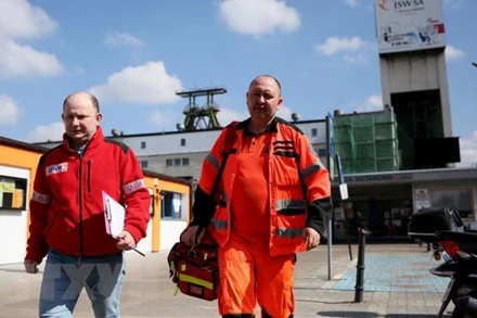 Lực lượng cứu hộ tại mỏ than Zofiowka ở Jastrzebie-Zdroj, miền nam Ba Lan, ngày 23/4. (Ảnh: PAP/TTXVN)