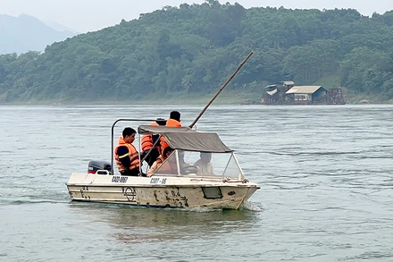 Lực lượng cứu hộ cứu nạn tỉnh Tuyên Quang tìm kiếm nạn nhân mất tích.