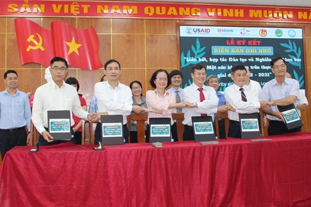 Ký kết biên bản ghi nhớ Liên kết, hợp tác đào tạo và nghiên cứu khoa học “Một sức khỏe” dựa trên thực địa giai đoạn 2022-2031.