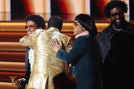 Nhóm Silk Sonic nhận giải Grammy Ca khúc của năm. (Ảnh: Reuters)