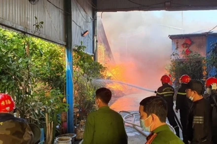 Lực lượng phòng cháy, chữa cháy khẩn trương dập lửa.