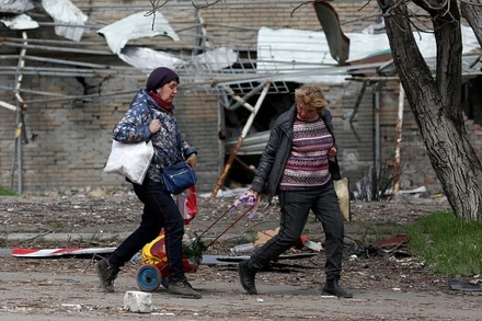 Người dân tại Mariupol, Ukraine, ngày 21/4/2022. (Ảnh: Reuters)