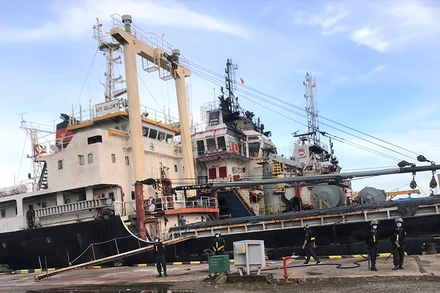 Cơ quan Công an khám xét một tàu thủy trong Chuyên án 920G. Ảnh: THIÊN VƯƠNG