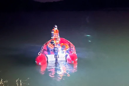 Lực lượng chức năng tìm kiếm nạn nhân trong đêm. 