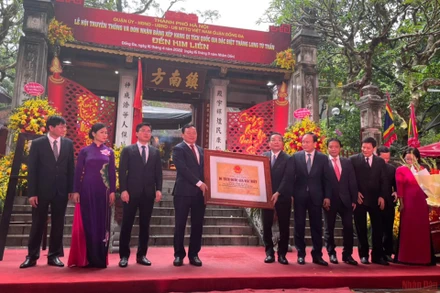 Cán bộ và nhân dân phường Phương Liên, quận Đống Đa đón nhận bằng công nhận Di tích quốc gia đặc biệt đền Kim Liên.