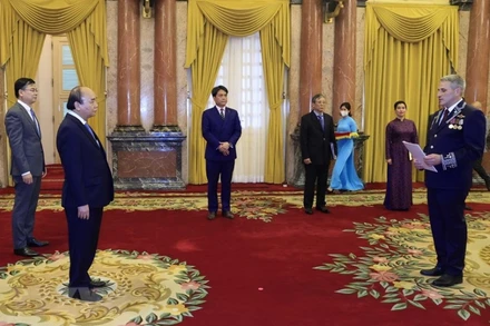 Đại sứ Belarus Vladzimir Baravikov trình Quốc thư lên Chủ tịch nước Nguyễn Xuân Phúc. (Ảnh: Thống Nhất/TTXVN)