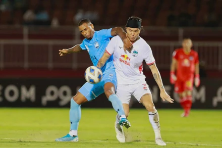 Kim Dong-su là cầu thủ thi đấu ấn tượng nhất hàng phòng ngự Hoàng Anh Gia Lai. (Ảnh: AFC)