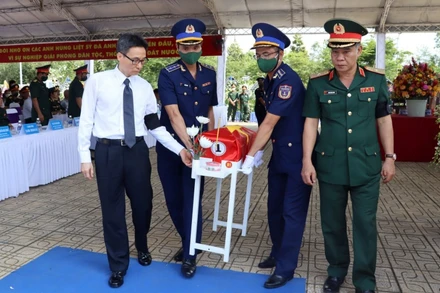 Phó Thủ tướng Vũ Đức Đam thực hiện nghi thức di quách hài cốt liệt sĩ.