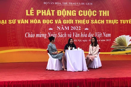 Các diễn giả trao đổi về áp lực học đường.