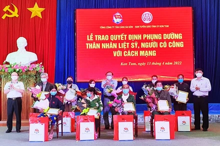 Trao Quyết định phụng dưỡng suốt đời và phần quà đến các thân nhân liệt sĩ và gia đình người có công với cách mạng.
