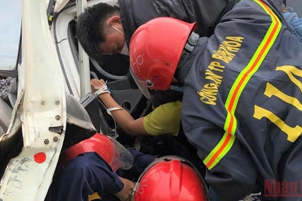 Lực lượng công an giải cứu lái xe ra khỏi cabin.