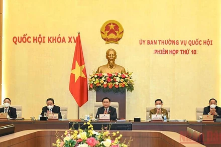 Chủ tịch Quốc hội Vương Đình Huệ cùng các Phó Chủ tịch Quốc hội dự và chủ trì phiên họp. (Ảnh: Duy Linh)