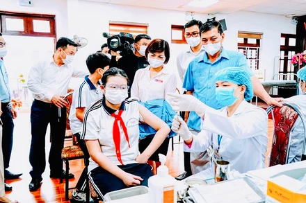 Chủ tịch UBND thành phố Hải Phòng kiểm tra công tác tiêm chủng vaccine phòng Covid-19 tại Trường trung học cơ sở Ngô Quyền sáng 20/4. (Ảnh: Cổng thông tin điện tử thành phố Hải Phòng)