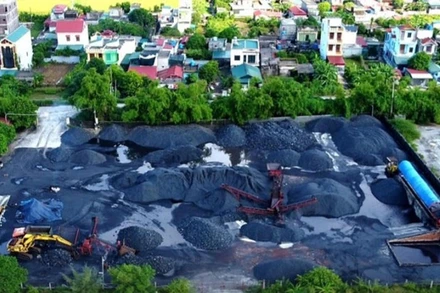 Bãi than ở xã Vũ Đông, thành phố Thái Bình, nơi các đối tượng tiêu thụ than do tham ô mà có. (Ảnh: CTV)