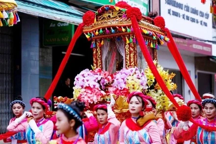 Đội thiếu nữ tham gia Cung nghinh Thánh Mẫu qua nhiều tuyến phố ở trung tâm thành phố Huế.