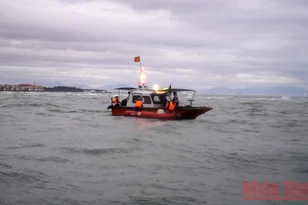 Hiện trường tìm kiếm nạn nhân của vụ lật ca-nô ở biển Cửa Đại (Hội An, Quảng Nam) vào ngày 26/2/2022 khiến 17 người tử vong do đuối nước, trong đó có nhiều trẻ em. (Ảnh: Tấn Nguyên)